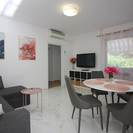 Modern Apartment Sabina With Nice Garden 포레치 외부 사진