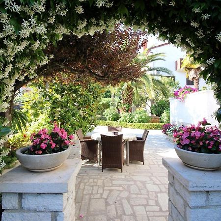 Modern Apartment Sabina With Nice Garden 포레치 외부 사진