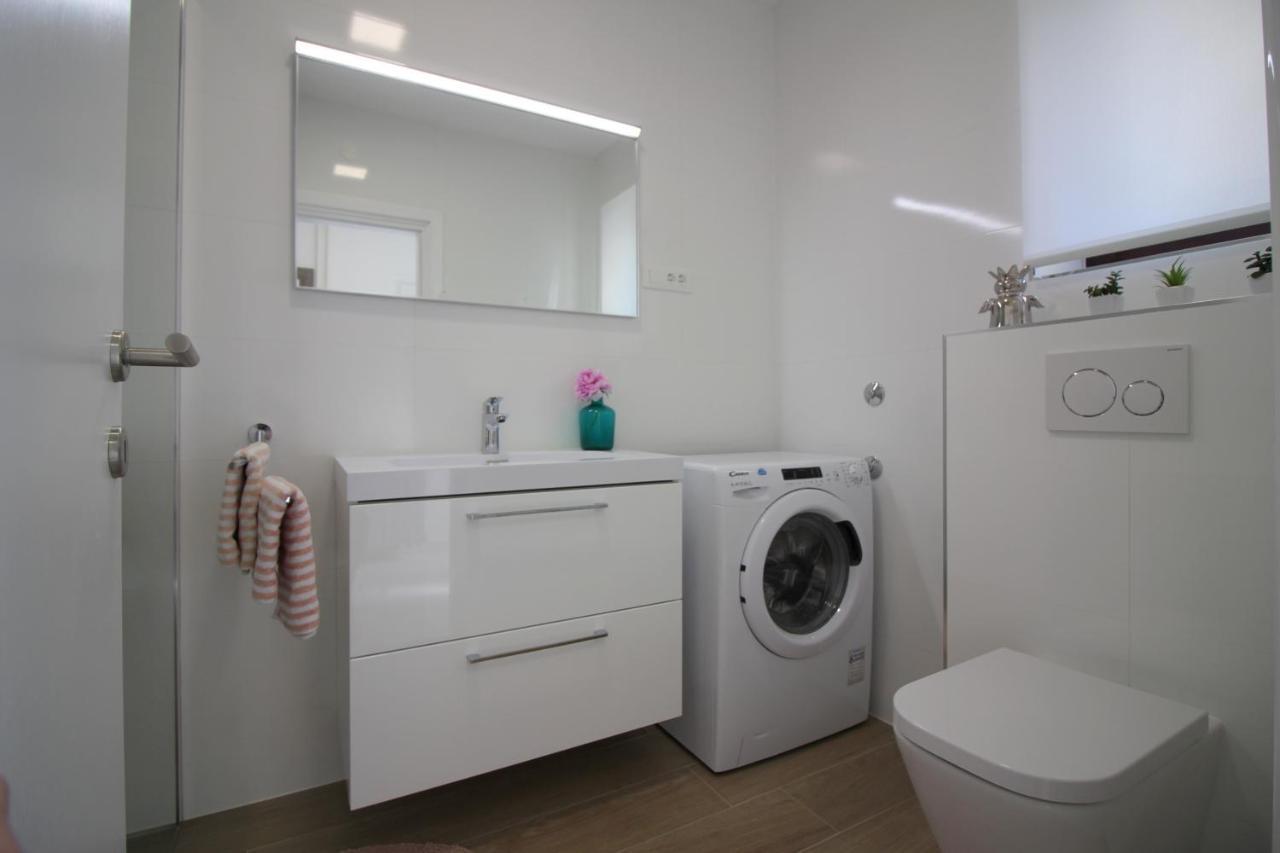 Modern Apartment Sabina With Nice Garden 포레치 외부 사진