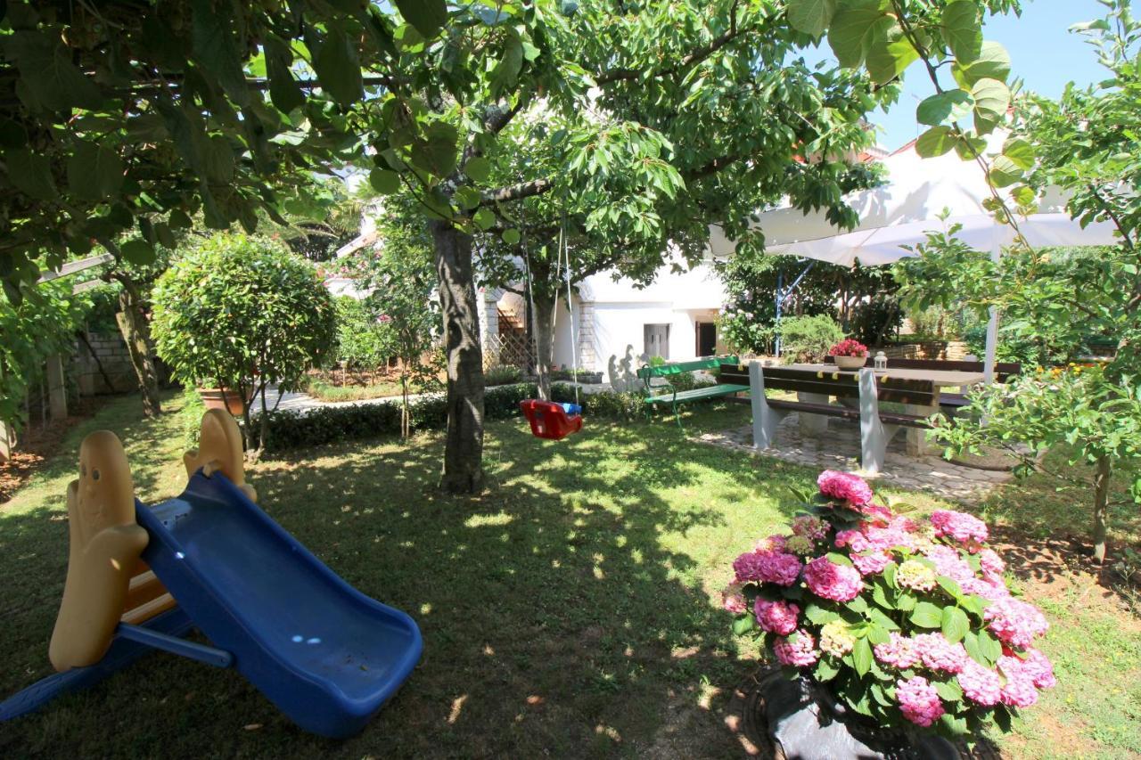 Modern Apartment Sabina With Nice Garden 포레치 외부 사진