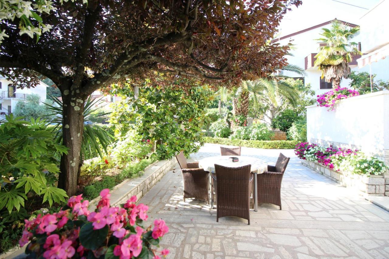 Modern Apartment Sabina With Nice Garden 포레치 외부 사진