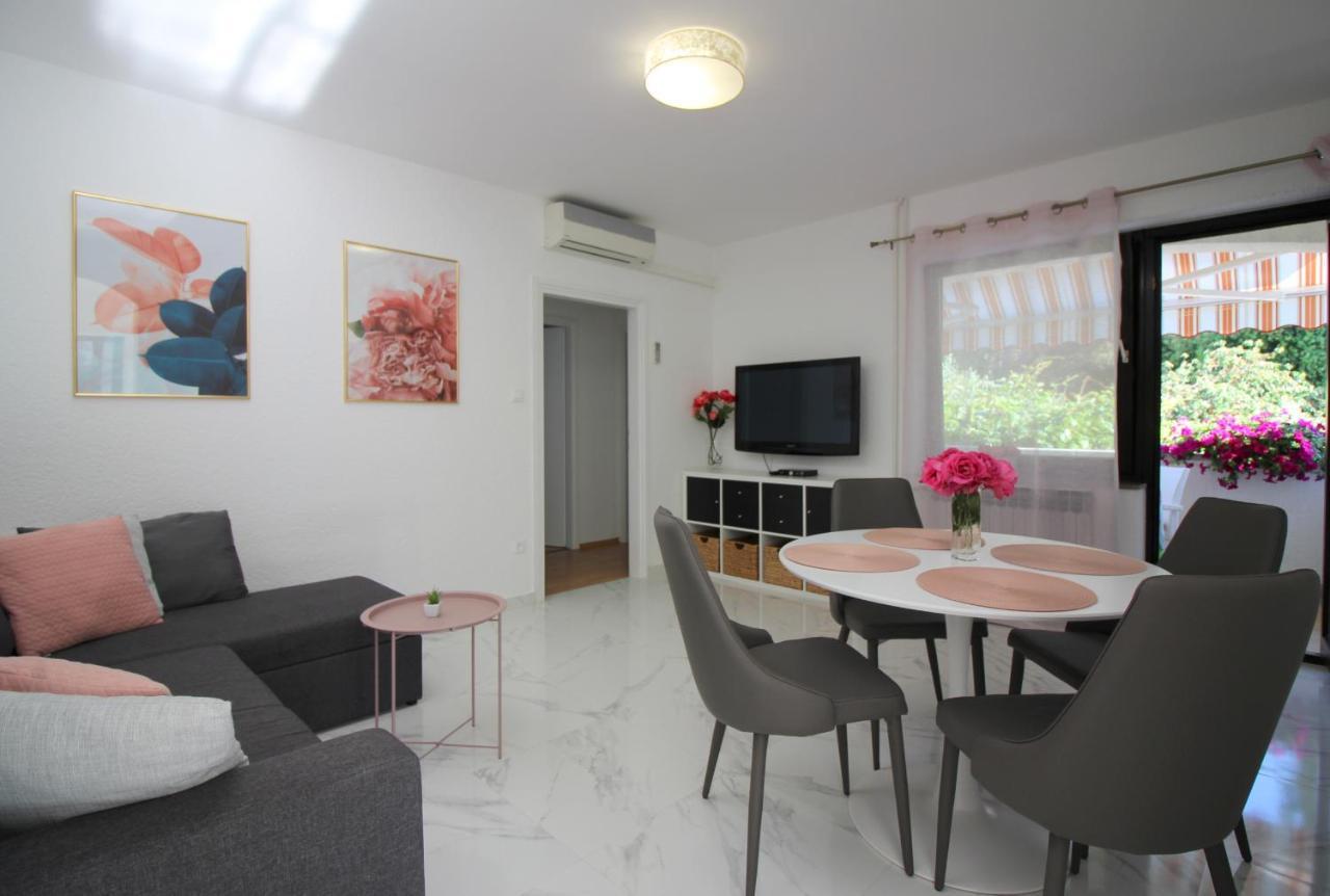 Modern Apartment Sabina With Nice Garden 포레치 외부 사진